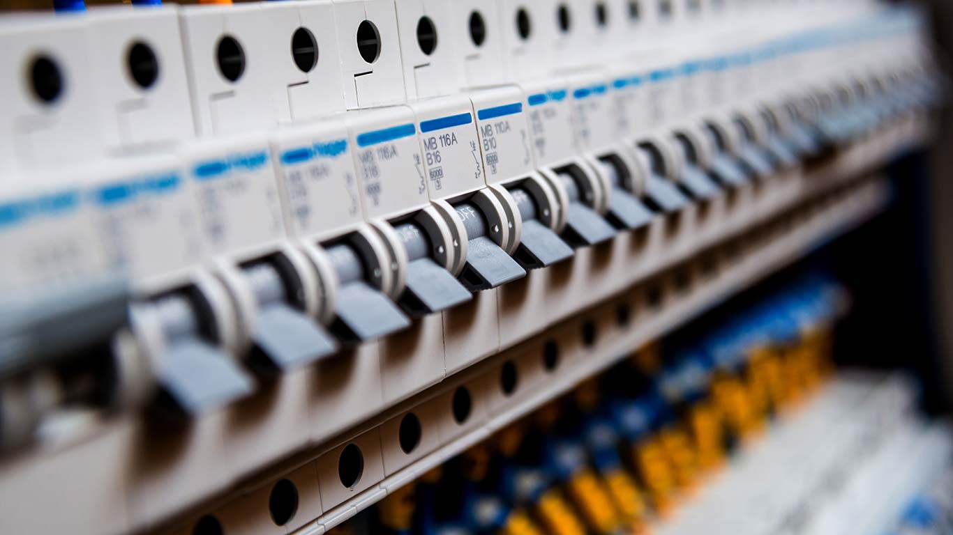 Circuit breaker distribution panel